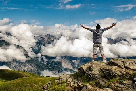 站在山顶的人物图片
