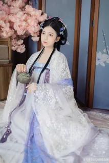 拿水壶的古装汉服美女图片 拿水壶的古装汉服美女图片