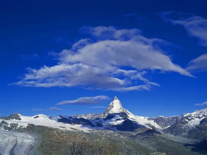 蓝天白云下的雪山山峰 蓝天白云下的雪山山峰