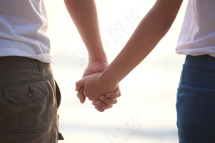 海边情侣牵手图片