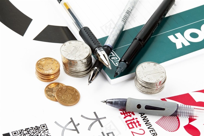 硬币堆放在桌上图片