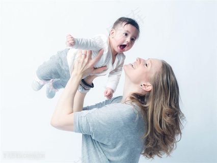 举高高的宝贝和妈妈