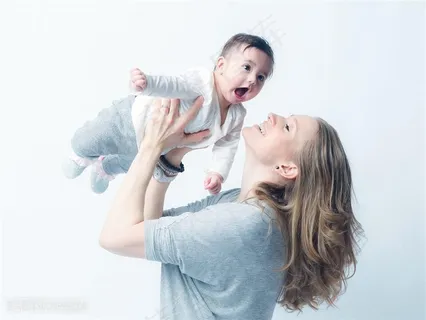 举高高的宝贝和妈妈
