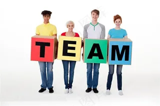 手拿英文字母的学生