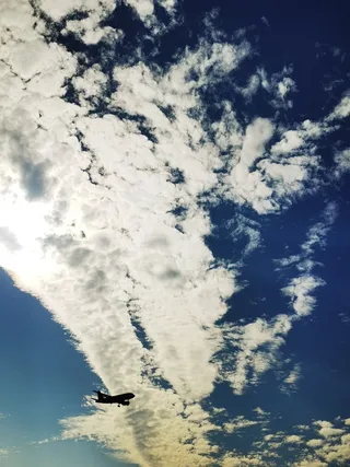 蓝天鳞状白云飞翔的飞机