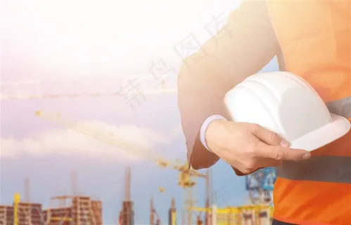 站在施工场地前拿着白色安全帽的工人高清图片 站在施工场地前拿着白色安全帽的工人高清图片