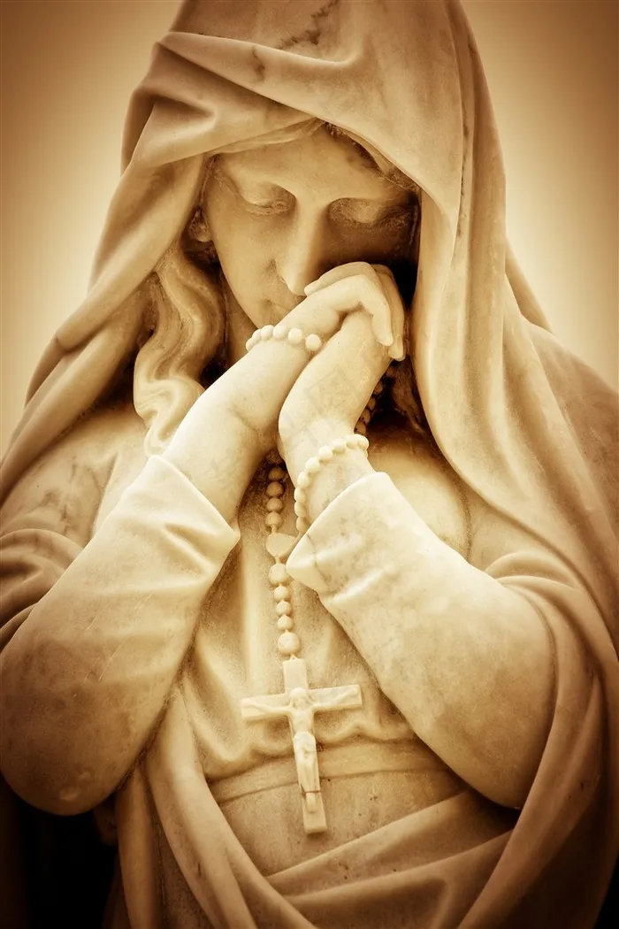 精美的圣母雕像