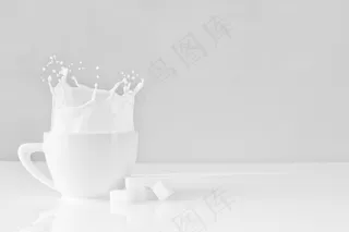 飞溅牛奶纯白背景图片