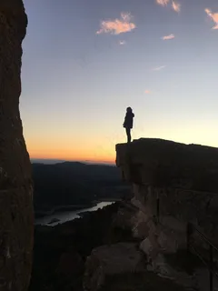 一个人站在山顶剪影图片 一个人站在山顶剪影图片