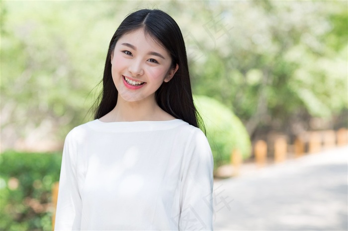 校园里清纯的美女学生