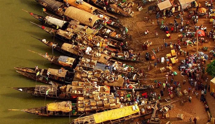 忙碌的河边交易