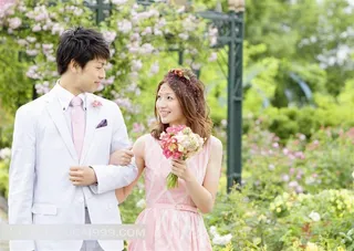 幸福的新郎新娘婚纱写真素材