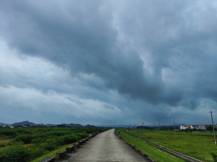 暴风雨来临的乡间小路风景