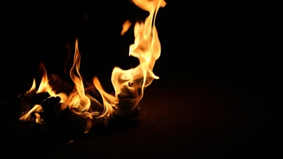 夜晚燃烧火焰图片 夜晚燃烧火焰图片