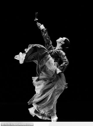 舞台上绽放自我的人