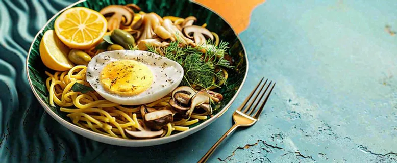 美食方便面鸡蛋意面西餐简餐摄影图