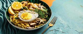 美食方便面鸡蛋意面西餐简餐摄影图