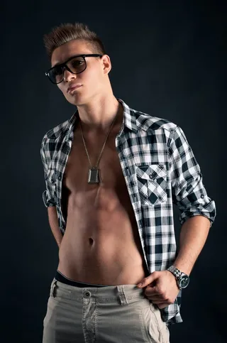 露出腹部的男人