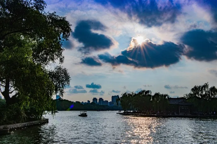 大明湖的夕阳风光