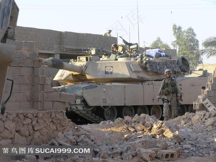 倒塌的墙边的坦克