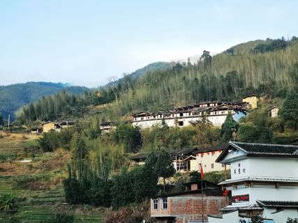 大山里藏着依山而建的神秘建筑