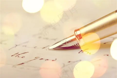 白纸上书写的英文字体和金色钢笔高清图片