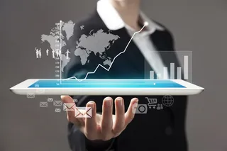 工作人员手中的平板高清图片