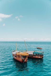 蓝色海面上的帆船