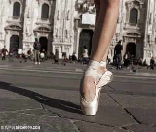 北欧街道上跳芭蕾舞舞蹈图片