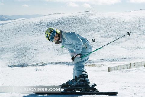 正在练习滑雪的孩子高清图片