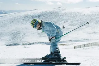 正在练习滑雪的孩子高清图片