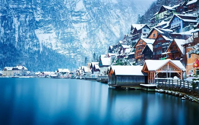 湖水房屋和雪影