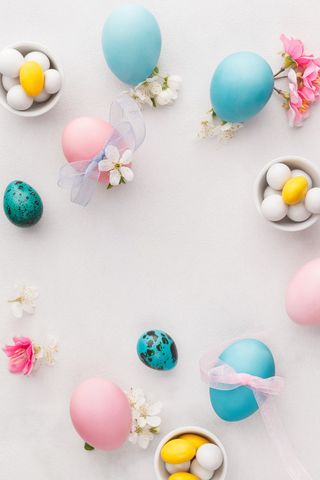 复活节彩蛋贺卡的背景。复活节贺卡的背景。春天的装饰元素和花卉