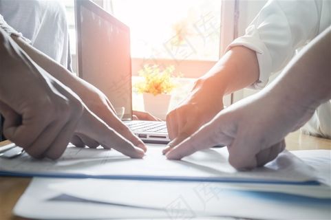 商务团队讨论合作手搭在一起高清图片