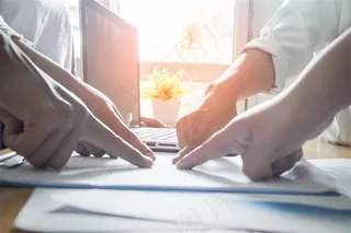 商务团队讨论合作手搭在一起高清图片