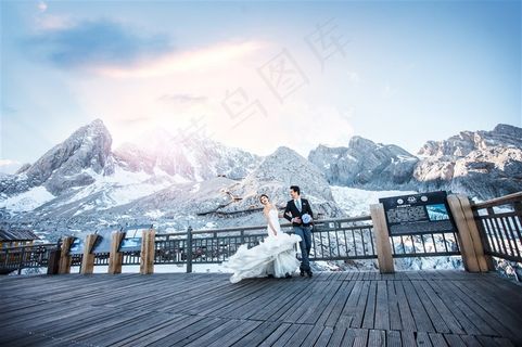 田野山林情侣婚纱外拍写真图片