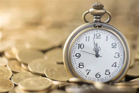 金属硬币上的复古怀表高清摄影图 金属硬币上的复古怀表高清摄影图