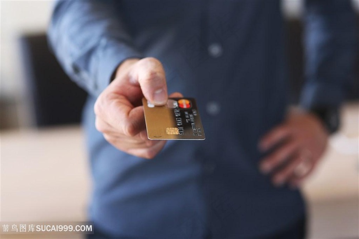 一位商务人士正在递银行卡高清摄影图片