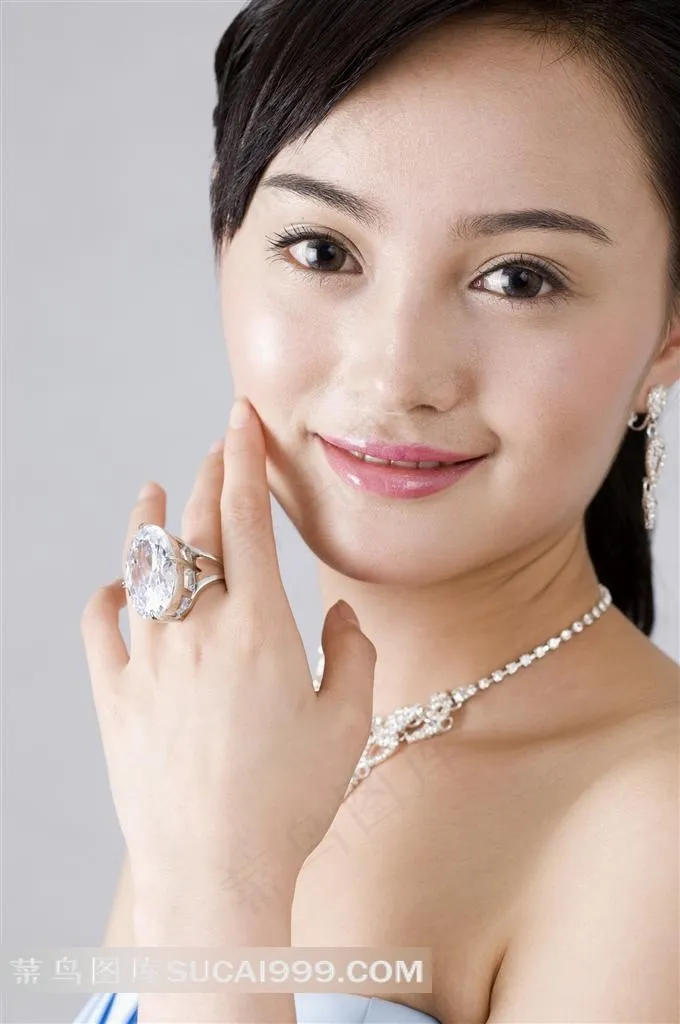 戴戒指项链的气质美女