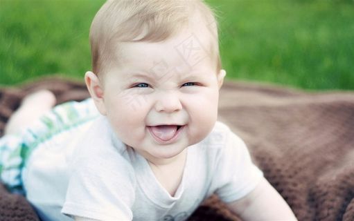 灿烂笑容的开心宝宝
