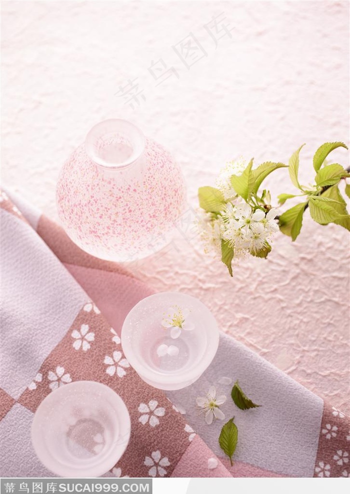 鲜花和精美的茶具