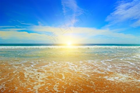 清澈的海水和蔚蓝的天空