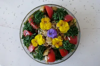 美味沙拉摆盘图片