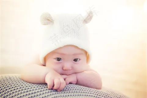 趴在手上的可爱小宝宝 趴在手上的可爱小宝宝