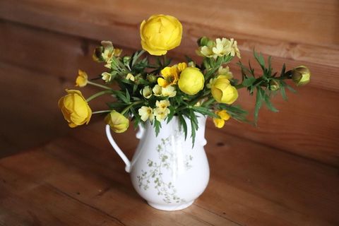 花瓶黄色插花图片