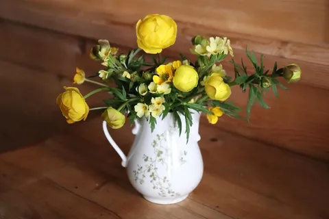 花瓶黄色插花图片 花瓶黄色插花图片