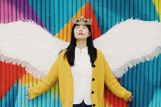 挥着翅膀的美女图片