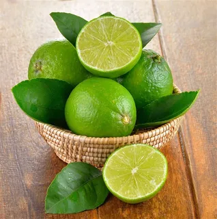 新鲜的绿色柠檬