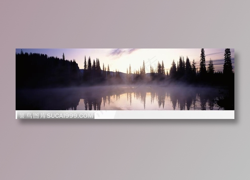 云雾缭绕的湖面