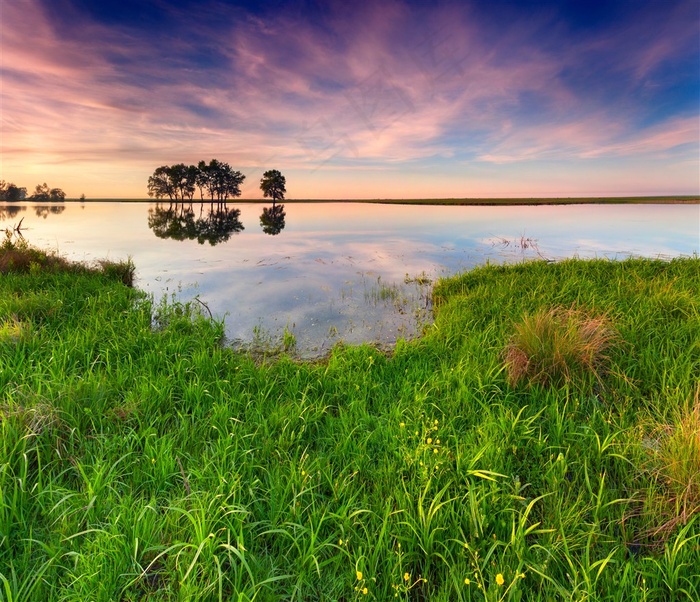 高清唯美湖泊草地风景图片